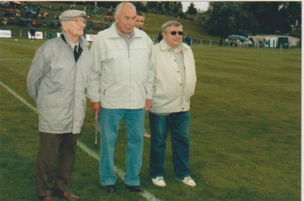 Oslavy 100 let fotbalu ve Dvoře Králové n/L v r. 2006 - Zleva Stanislav Bělovský, Jaroslav Brož, Jiří Cerman