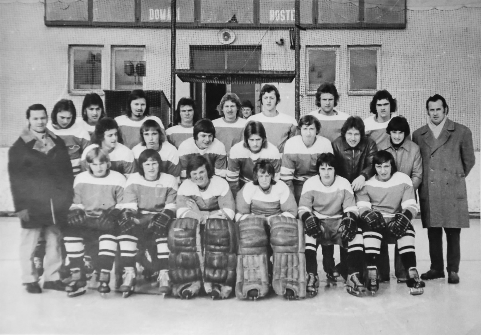 TJ Dvůr Králové n/L - (2. dorostenecká liga 1975 - 1976) Stojící zleva: Petera st. (trenér), Holan, Sattler, Šedivý, Janeček, Haase, Hušek, Saris, Kejzar, Šulc E. st. (vedoucí mužstva) Prostřední řada zleva: Jarolím, Bělohoubek, Petera ml., Lhotský...