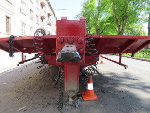 Vibrační stroj spadlý z přívěsu