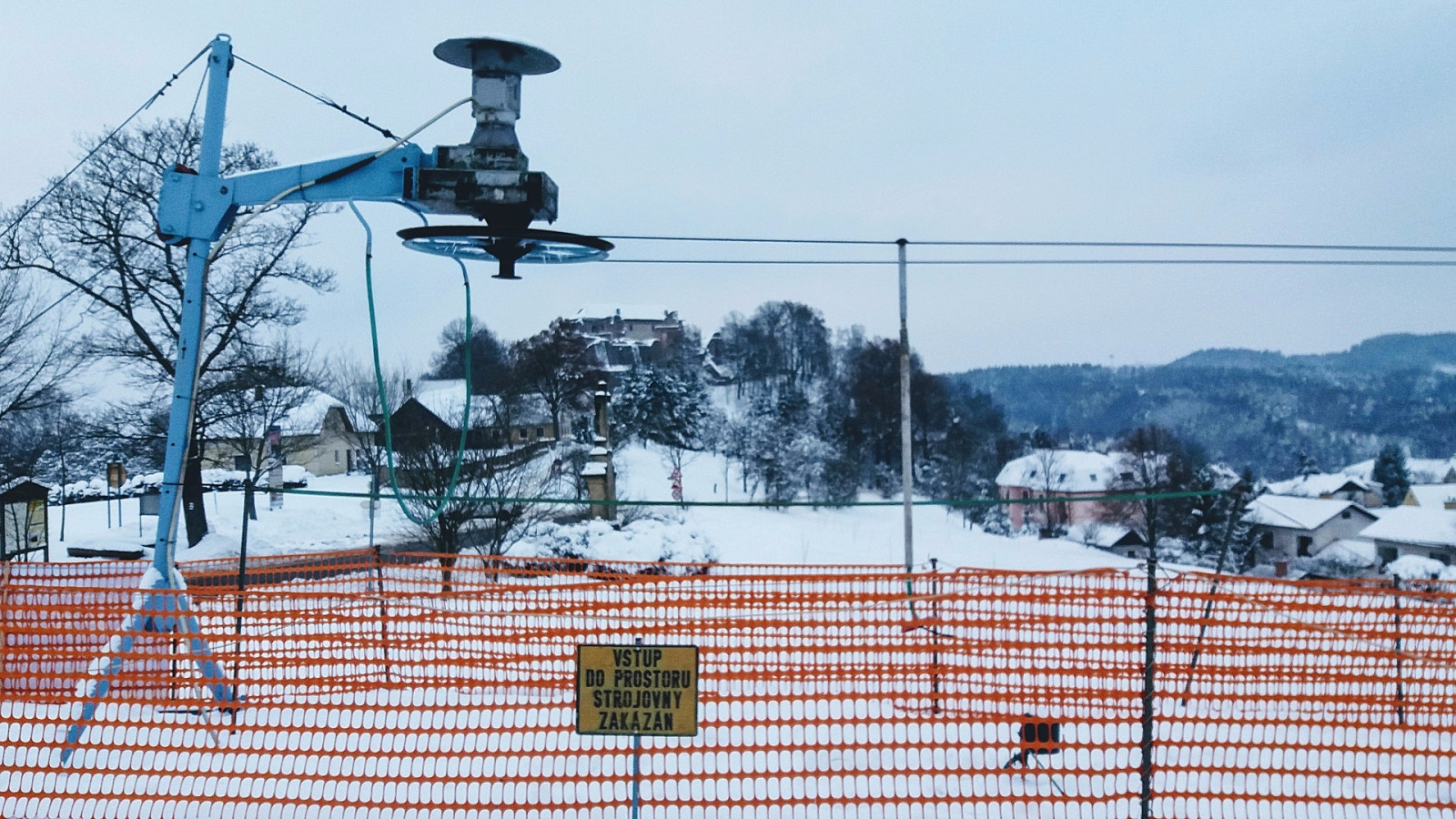Vlek skiareálu s hradem Pecka v pozadí
